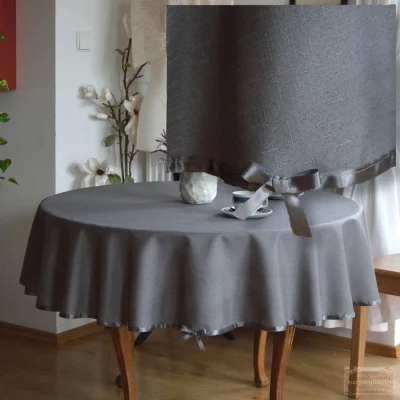 OBRUS OKRĄGŁY PLAMOODPORNY SUBTELNY GREY Z WSTĄŻECZKĄ front