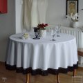OBRUS OKRĄGŁY PLAMOODPORNY BIAŁY Z CZARNĄ KORONKĄ ANATOLA