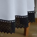 OBRUS OKRĄGŁY PLAMOODPORNY BIAŁY Z CZARNĄ KORONKĄ ANATOLA Koronka i tasiemka