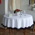 OBRUS OKRĄGŁY PLAMOODPORNY BIAŁY Z CZARNĄ KORONKĄ ANTONINA front