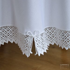 <p><strong>Obrus owalny plamoodporny</strong> z deseniem imitującym naturalny len, w kolorze białym ozdobiony bawełnianą ażurową koronką (szer. 8 cm) i kokardkami z cienkiego zwijanego sznureczka w kolorze białym na dłuższych bokach. Długość do 300 cm i więcej.</p>