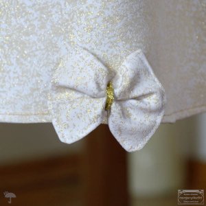 <p><strong>Obrus owalny w stylu glamour </strong>z nieregularnym marmurkowym deseniem pokryty metalizującymi drobinkami imitującymi brokat. <strong>Obrus złoty</strong> zakończony prostym podwinięciem i obszyty ściegiem w kolorze złotym, plamoodporny, żakardowy, przyozdobiony dodatkowo kokardką dopinaną na agrafkę z tego samego materiału co obrus . Owalny obrus glamour ze złotym blaskiem – szerokości od 120 do 170 cm, plamoodporny i elegancki. Twój stół zyska świąteczny efekt WOW.</p>