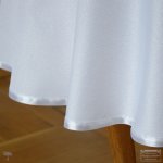 OBRUS ŚWIĄTECZNY OWALNY PLAMOODPORNY BIAŁY SUBTELNY