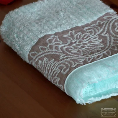 Zdjęcie faktury materiału: Miękka i chłonna faktura ręcznika bambusowego 50x90 cm seledynowego Shabby Chic