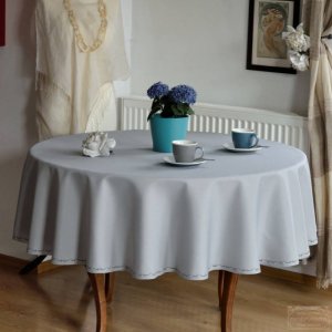 Obrus z haftem w kolorze szarym okrągły plamoodporny szary Maria
