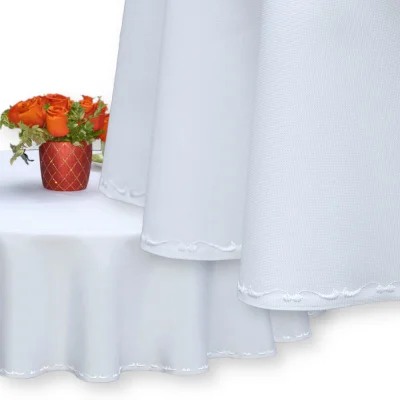 Obrus z haftem na duży okrągły stół biały plamoodporny Maria miniatura