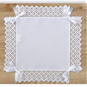 <p><strong>Biała serwetka premium </strong>z koronką i kokardkami – plamoodporna, dostępna w rozmiarach 30x30, 40x40, 50x50 cm. Kolekcja Antonina – elegancja na Twoim stole lub wyjątkowy prezent.</p>
<p> </p>