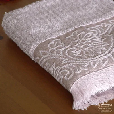Zdjęcie detalu haftu: Zbliżenie haftu roślinnego na różowym ręczniku bambusowym Shabby Chic 50x90 cm – luksusowy i miękki prezent świąteczny
