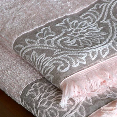 Zdjęcie detalu haftu: Zbliżenie haftu na różowym ręczniku bambusowym Shabby Chic – elegancki wzór – 99 zł