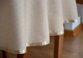 OBRUS OKRĄGŁY PLAMOODPORNY SUBTELNY BEŻOWY Z WSTĄŻECZKĄ wstążeczka
