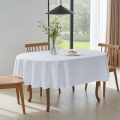 Obrus owalny biały Lena jak lniany, plamoodporny, ekspozycja na stole owalnym.