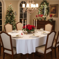Biały obrus owalny Lena Premium na świątecznym stole, tkanina plamoodporna z ozdobnym potrójnym ściegiem