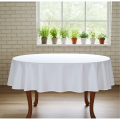 Biały obrus owalny plamoodporny Lena Premium z ozdobnym potrójnym ściegiem i równym zwisem materiału na stole