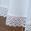 Dwustronny biały obrus owalny ANTONINA – koronka "wychodząca" spod materiału