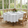 Dwustronny biały obrus owalny ANTONINA wykorzystany w odświętnej aranżacji stołu. Dekoracyjna koronka nadaje całości elegancki wygląd.