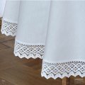 Dwustronny obrus owalny ANTONINA prezentowany z białą koronką ażurową naszytą na wierzchu materiału