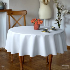 <p><strong>Obrus owalny</strong> biały plamoodporny na <strong>stół owalny</strong> z prostym tradycyjnym wąskim podwinięciem i dekoracyjnym potrójnym ściegiem w kolorze złotym.</p>
<p><strong> </strong></p>