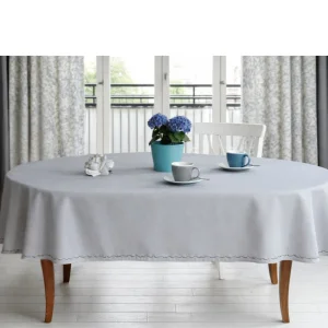 <p><strong>Obrus owalny</strong> plamoodporny w kolorze szarym. Dół ozdobiony eleganckim, subtelnym haftem w kolorze ciemno szarym.</p>