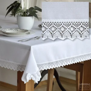 <p>Obrus plamoodporny z deseniem lnu, prostokątny. Obrus biały, ozdobiony bawełnianą koronką o szerokości 6 cm i kokardkami koronkowymi w rogach.</p>