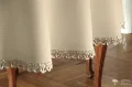 Detal faktury tkaniny Obrus glamour beżowo-złoty okrągły plamoodporny, efekt len,  Zbliżenie faktury obrusu beżowo-złotego glamour okrągłego plamoodpornego