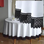 OBRUS OKRĄGŁY PLAMOODPORNY BIAŁY Z CZARNĄ KORONKĄ ANATOLA 