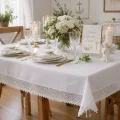 Obrus prostokątny Anatola biały z koronką na stół komunijny.png