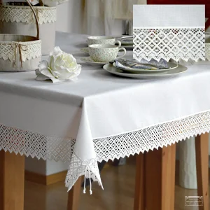 <p><strong>Biały prostokątny obrus plamoodporny Anatola</strong> z tkaniny o deseniu przypominającym len, ozdobiony <strong>bawełnianą ażurową koronką 8 cm</strong> i białymi kokardkami w rogach. Dostępny w wielu wymiarach, również na duże stoły.</p>