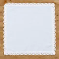 Biała serwetka lnopodobna 21 × 21 cm z koronką - plamoodporna