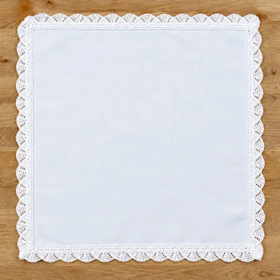 Biała serwetka lnopodobna 21 × 21 cm z koronką - plamoodporna