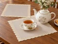 Beżowe serwetki 30x30 cm Lena z ozdobną koronką – aranżacja herbaciana z porcelanowym imbrykiem, filiżanką i kwiatami na drewnianym stole | MargarytkaArt