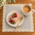 Beżowa serwetka Lena z koronką 20x20 cm – aranżacja z kawą i ciastem malinowym na drewnianym stole | MargarytkaArt