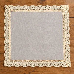 <p><strong>Beżowa serwetka MargarytkaArt – niewielki dodatek, a potrafi tak wiele.</strong></p>
<p>Elegancka serwetka z plamoodpornej tkaniny lnopodobnej, ozdobiona delikatną bawełnianą koronką w kolorze ecru. Ponadczasowy beż pasuje do różnych stylów wnętrz i pięknie komponuje się z naturalnymi dodatkami. Idealna do codziennych aranżacji, rodzinnych uroczystości, a także jako pomysł na praktyczny prezent. Dostępna w trzech rozmiarach: 21 × 21 cm, 30 × 30 cm i 40 × 40 cm.</p>