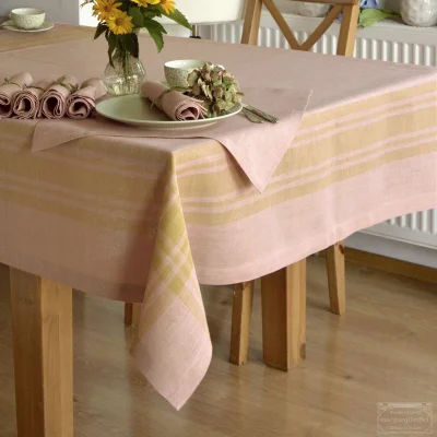 Obrus lniany 150x150 cm z serwetkami 45x45 cm PIWONIA w aranżacji jadalni – pastelowe kolory, naturalny styl