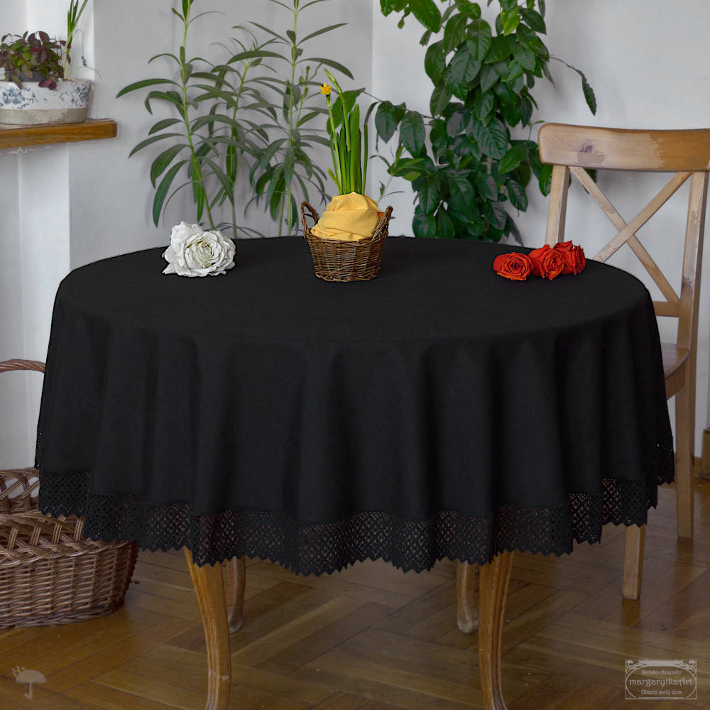 Okrągły plamoodporny czarny obrus z ażurową bawełnianą koronką